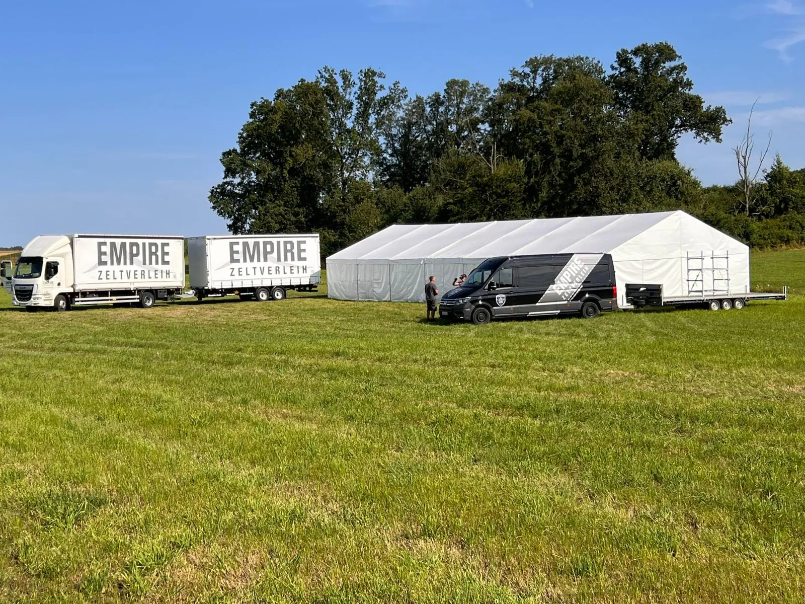 Empire-Lkw und weißes Zelt auf einer Wiese
