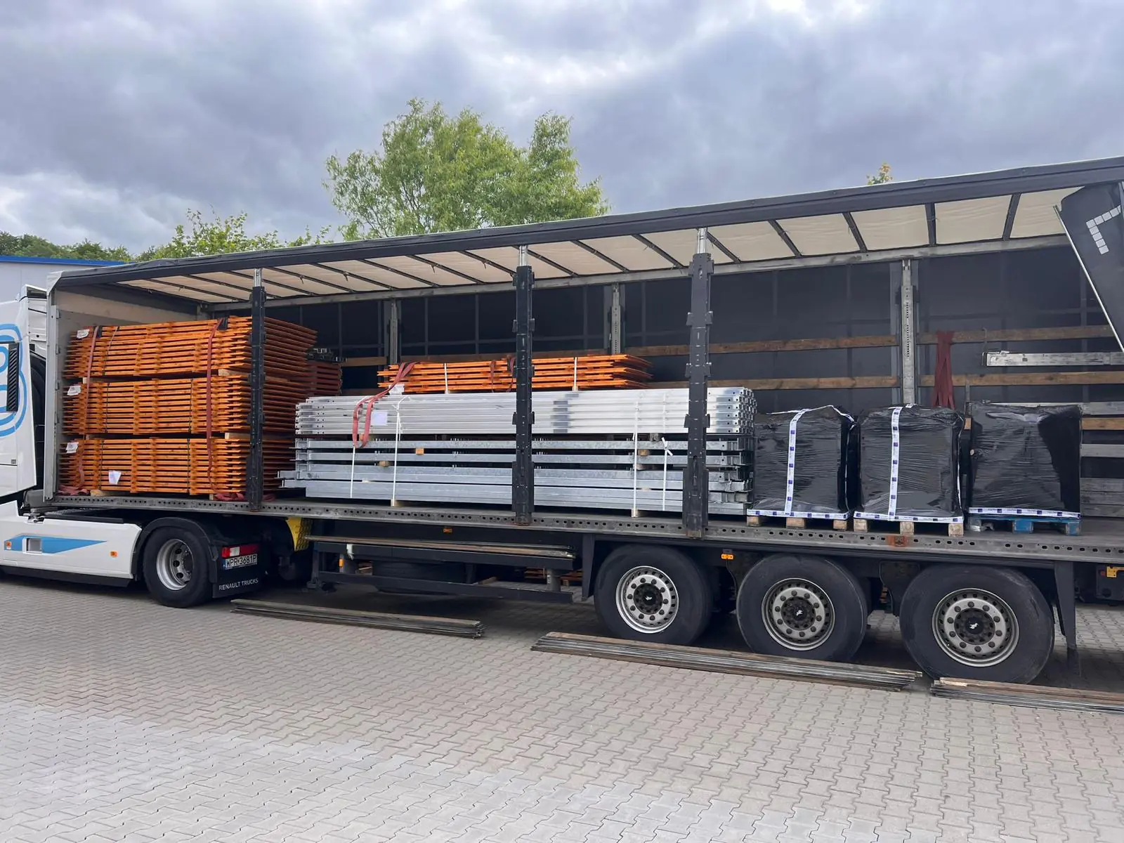 Lkw mit Zeltmaterial und Holzboden