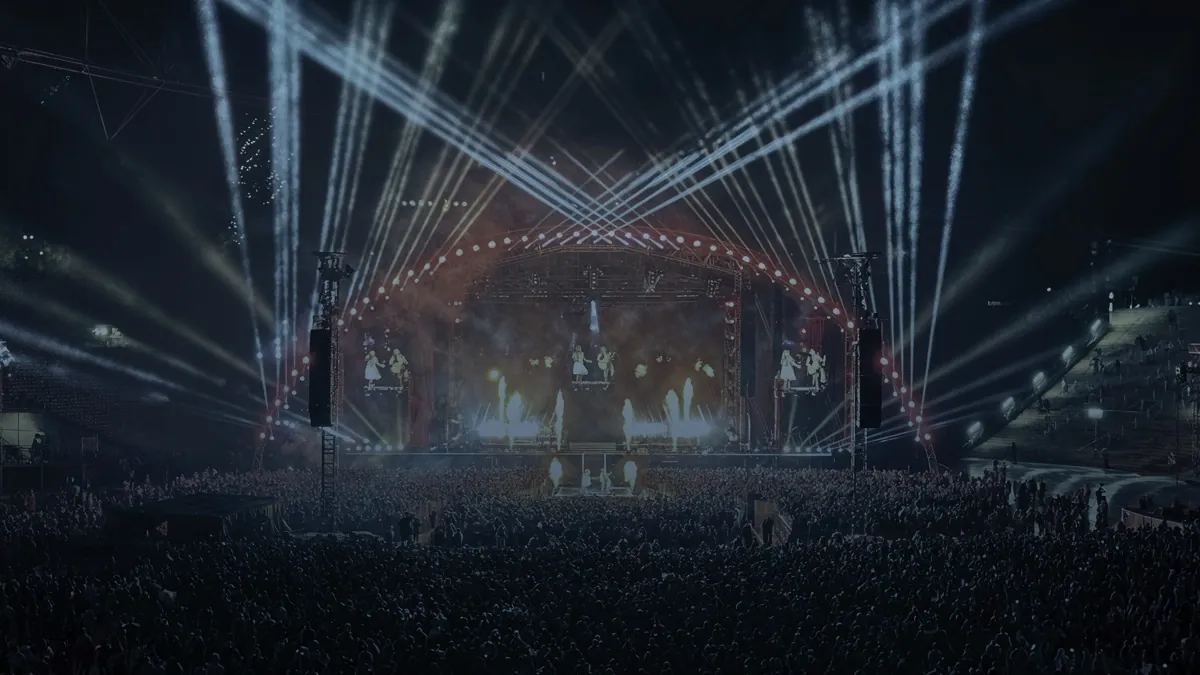 Lichtshow über einer Bühne bei einem Großevent bei Nacht
